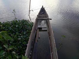 een traditionele vissersboot verankerd aan de oever van het limboto-meer, gorontalo.