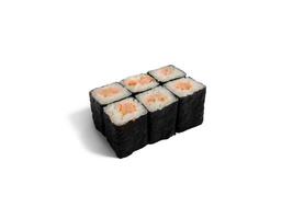 hosomaki roll met garnalen geïsoleerd op een witte achtergrond. japanse sushirol met garnalen foto