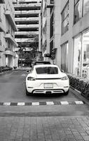 zwart-wit foto sportwagen geparkeerd in bangkok thailand.
