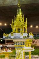 goudgeel heilig heiligdom op de thaise avondmarkt bangkok thailand. foto