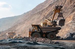 dagbouw mijn dump trucks rijden alleen industriegebied van ijzerertsgroeve foto