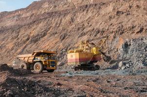 dagbouw mijn dump trucks rijden alleen industriegebied van ijzerertsgroeve foto