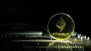 gouden munt ethereum modern elektronisch geld, eth crypto digitaal geld foto