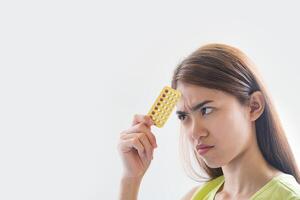 vrouw hand met een anticonceptiepaneel voorkomen zwangerschap foto