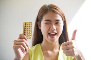 vrouw hand met een anticonceptiepaneel voorkomen zwangerschap foto