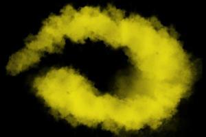 gele textuur donkere rook in de op een donkere geïsoleerde achtergrondvloer met mist of fog.background foto