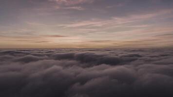 oranje lucht en grijze wolkenlucht dramatisch panorama berg en dramatische lucht zonsopgang achtergrond en mooie kleurrijke zonsopgang boven de berg foto