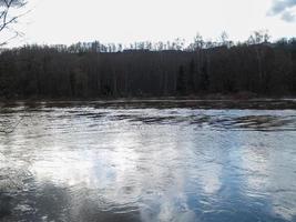 lente overstromingen in de rivier gauja foto