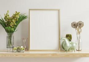 wit mock-up frame met verticaal gouden metalen frame op de plank. foto
