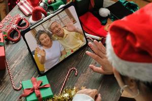 kerst en nieuwjaar videogesprek met familie met tablet samen thuis foto