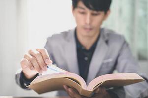 zakenmensen die boeken lezen om kennis te vergroten foto