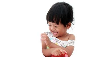 portret van een schattig Aziatisch meisje dat vrolijk lacht foto