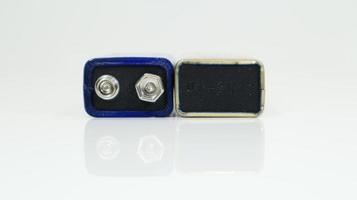 twee blauwe gebruikte pp3-batterijen op een witte achtergrond met reflectie. hoofdbatterij voor persoonlijke voedingen. close-up van een bekraste en gebruikte batterijconnector. foto