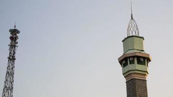 moskee toren foto met een hemelachtergrond