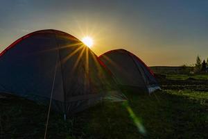 toeristententen in de avond bij zonsondergang foto