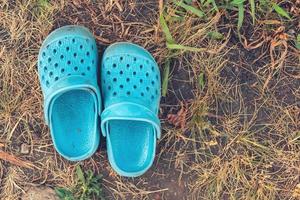 straatpantoffels staan op het gras, staan op de grond om door de tuin te wandelen foto