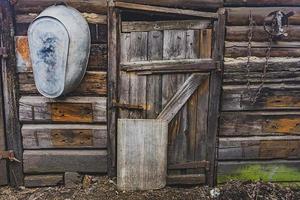oude houten deur van een ingestorte schuur. foto