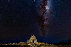 melkweg bij kerk van de goede herder lake tekapo nieuw-zeeland foto