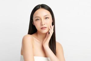 mooie jonge Aziatische vrouw met schone frisse huid op witte achtergrond, gezichtsverzorging, gezichtsbehandeling, cosmetologie, beauty en spa, Aziatische vrouwen portret. foto