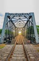 spoorweg op een brug, zachte focus foto