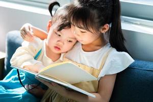 portret van twee Aziatische kinderen thuis foto