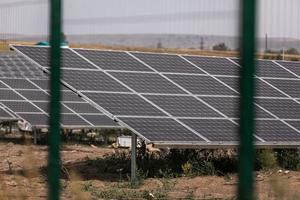 zonnepaneel, fotovoltaïsche, alternatieve elektriciteitsbron - concept van duurzame hulpbronnen foto