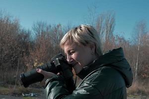 een fotograaf-meisje maakt foto's van de natuur met een camera foto