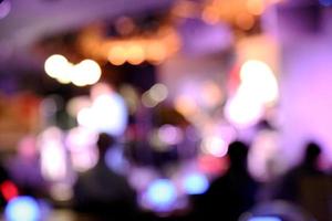 wazig silhouet zanger heeft plezier met zingen op muziek in jazzclub op groot festival foto