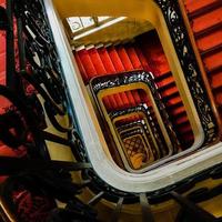 zicht van onderaf op prachtige luxe trap met houten leuningen foto