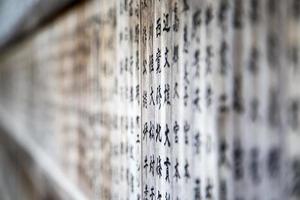 nikko, japan, 2016 - houten planken met Japans schrift buiten de tempel in nikko, japan. nikko-heiligdommen en tempels zijn UNESCO-werelderfgoed foto