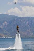 marmaris, turkije, 2014 - niet-geïdentificeerde man op flyboard in marmaris, turkije. Flyboard werd in het voorjaar van 2011 uitgevonden door een Franse waterscooterrijder, Franky Zapata. foto