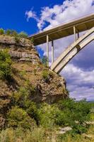 brug over de weg kladovo-golubac over de kloof van de rivier de Boljetin in Oost-Servië foto