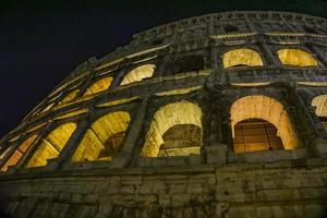 nachtzicht in het colosseum in rome, italië foto