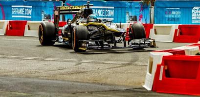 nice, frankrijk, 2019 - daniel ricciardo in renault formule één racewagen in nice, frankrijk. het is een onderdeel van de roadshow van de Formule 1 Grand Prix de france. foto