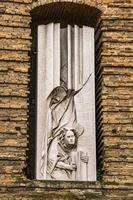 sculptuur aan de gevel van de abdij van st justina in padua, italië foto