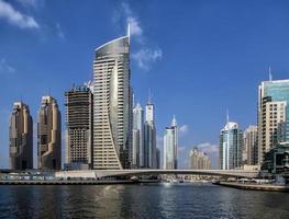 dubai, vae, 2014 - uitzicht op moderne wolkenkrabbers in dubai marina in dubai, vae. wanneer de hele ontwikkeling voltooid is, zal het plaats bieden aan meer dan 120.000 mensen. foto