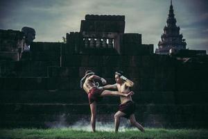 twee boksers vechten met de vechtsporten van muay thai.
