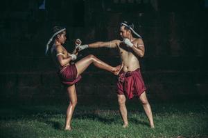 twee boksers vechten met de vechtsporten van muay thai.