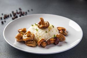 rijst champignons risotto gezonde maaltijd veganistisch of vegetarisch eten geen vlees