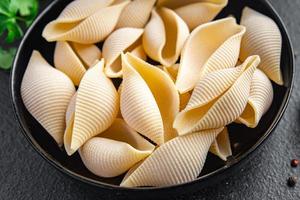 conchiglie pasta rauwe grote schaal durumtarwe griesmeel meel foto