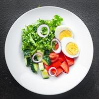 groenten salade gekookt ei komkommer, tomaat, ui, sla gezond keto of paleodieet