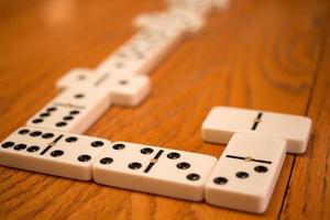 dominospel spelen op een houten tafel foto