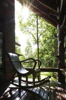 houten fauteuil in natuurlijk licht foto
