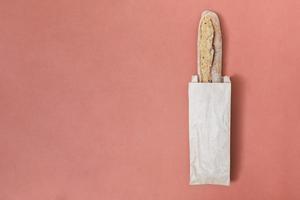 stokbrood brood papieren zak gekleurde achtergrond foto