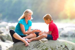 alternatief medicijn. aan een kind met kristaltherapie foto