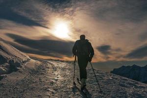 skitoerisme op sneeuwweg foto