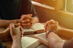 christenen sluiten zich aan bij een groep cellen die samenkomen om te bidden en de zegeningen van god te zoeken. met bijbel en deel het evangelie met kopieerruimte in de buurt van de vensterbank in de ochtend foto