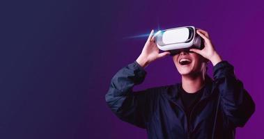 tienermeisjes hebben plezier met het spelen van vr-brillen virtual reality metaverse spelletjes spelen, films kijken, naar muziek luisteren, winkelen. kleurrijke neon futuristische achtergronden, digitale toekomstige technologie foto