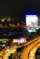 stad panorama bangkok bij nacht. wolkenkrabber stadsgezicht hoofdstad van thailand.