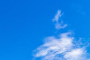blauwe lucht met chemische wolken chemische lucht chemtrails zonnige dag. foto